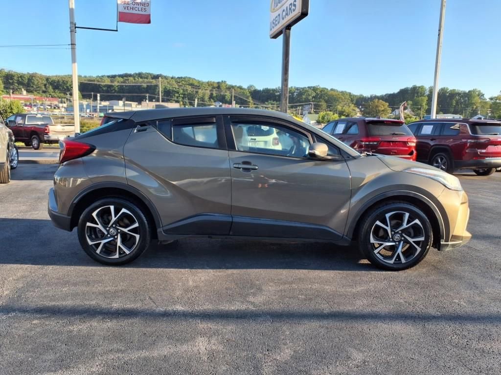 Used 2021 Toyota C-HR XLE FWD image 3