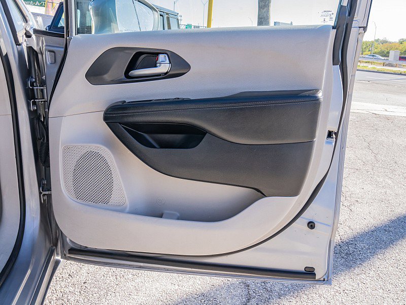 Used 2020 Chrysler Pacifica Limited image 12