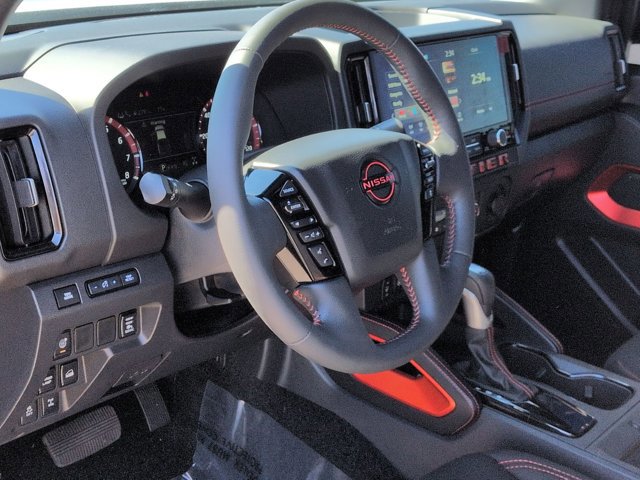 Used 2025 Nissan Frontier PRO-4X w/ Pro Convenience Package image 10