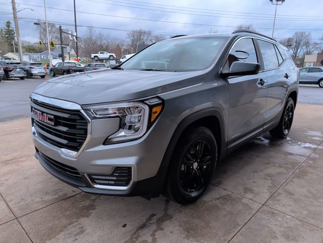 Used 2023 GMC Terrain SLE w/ Driver Convenience Package image 3