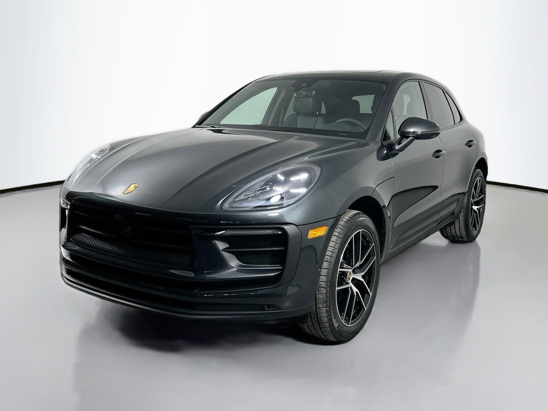 Certified 2025 Porsche Macan image 1
