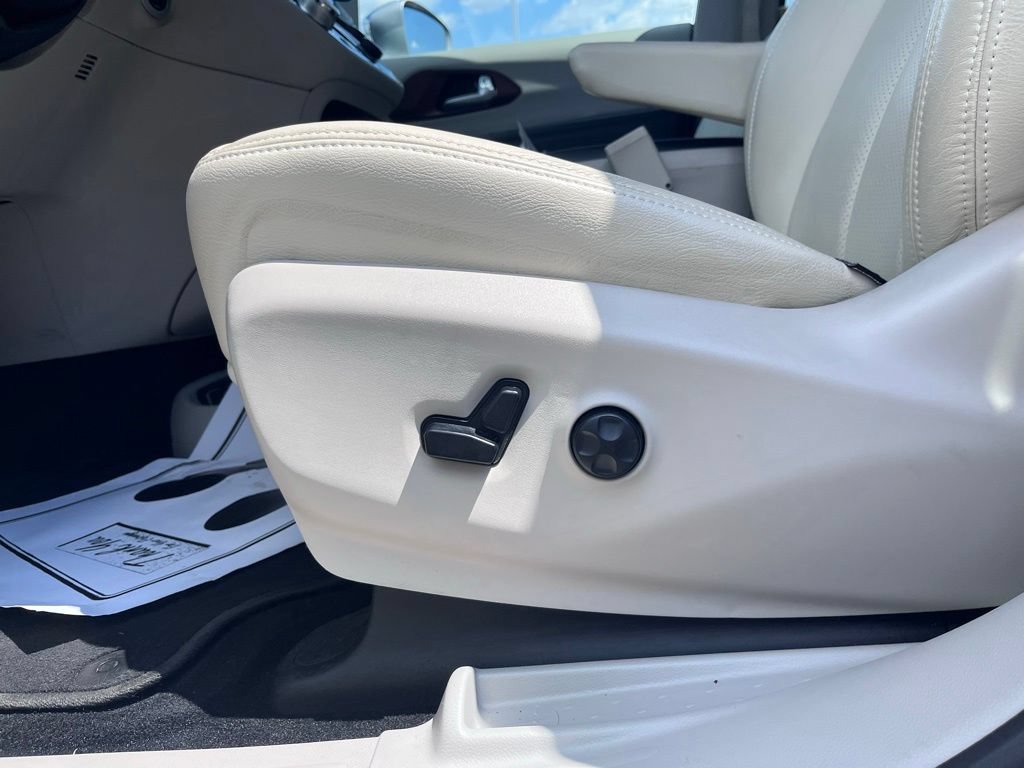 Used 2019 Chrysler Pacifica Limited w/ Tire & Wheel Group FWD image 10