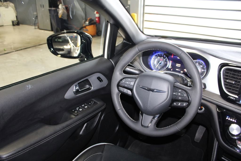 Used 2025 Chrysler Pacifica Limited FWD image 21