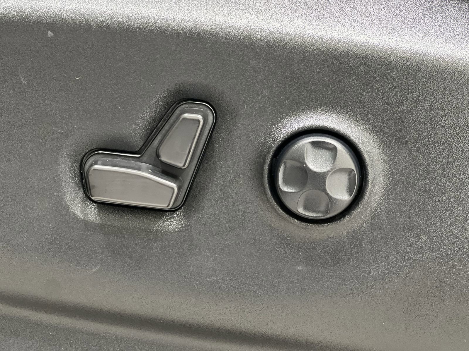 Used 2023 Chrysler Voyager LX FWD image 12