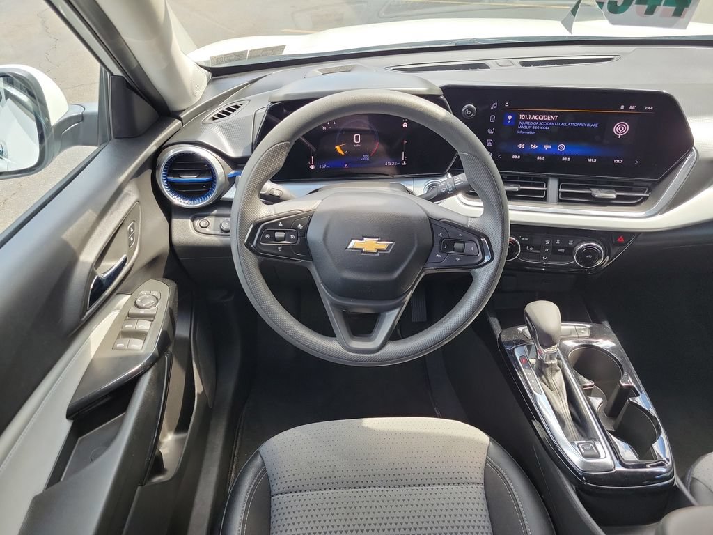 Used 2025 Chevrolet Trax LT FWD image 14