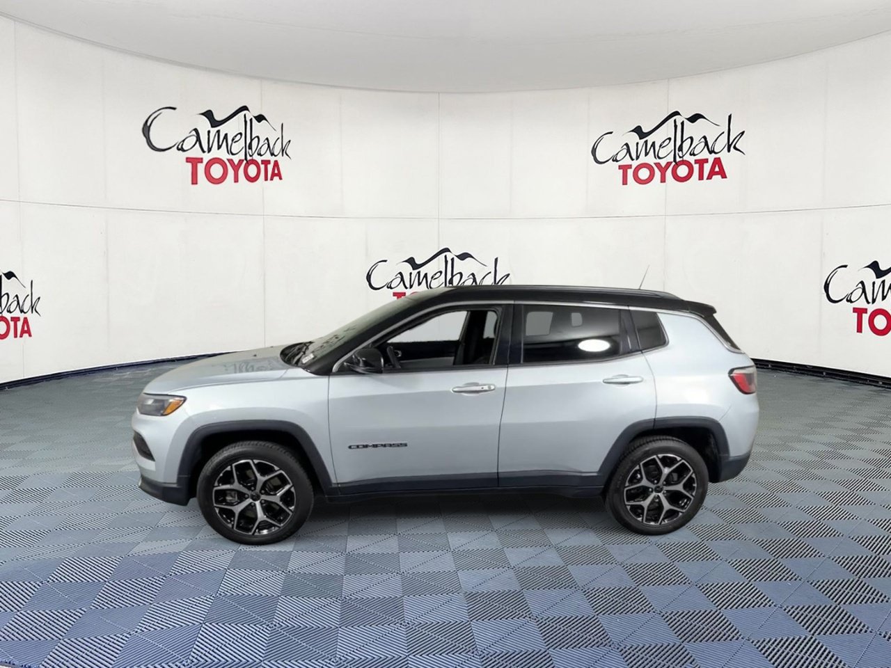 Used 2025 Jeep Compass Limited AWD/4WD image 8