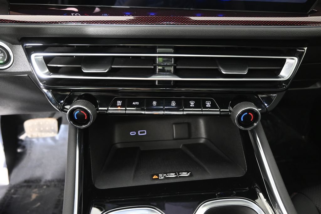 Used 2026 Chevrolet Traverse Z71 w/ LPO, Floor Liner Package AWD/4WD image 30