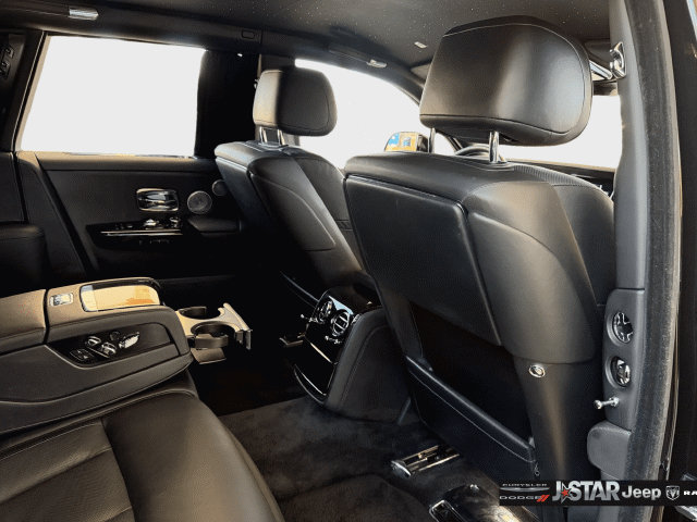 Used 2022 Rolls-Royce Phantom Sedan RWD image 37