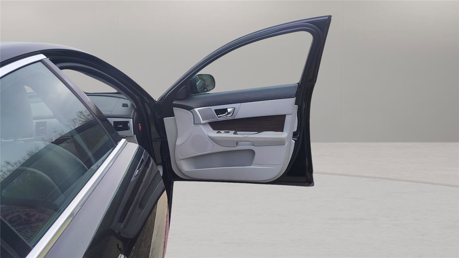 Used 2013 Jaguar XF 3.0 image 17