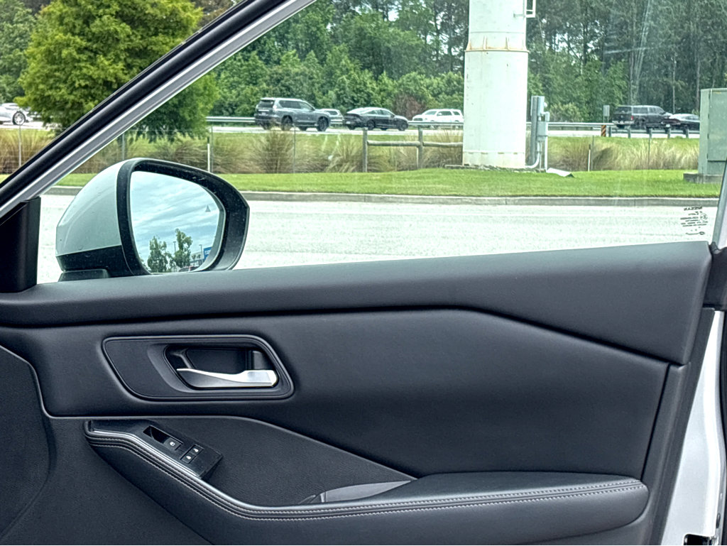 Used 2024 Nissan Rogue SV FWD image 11