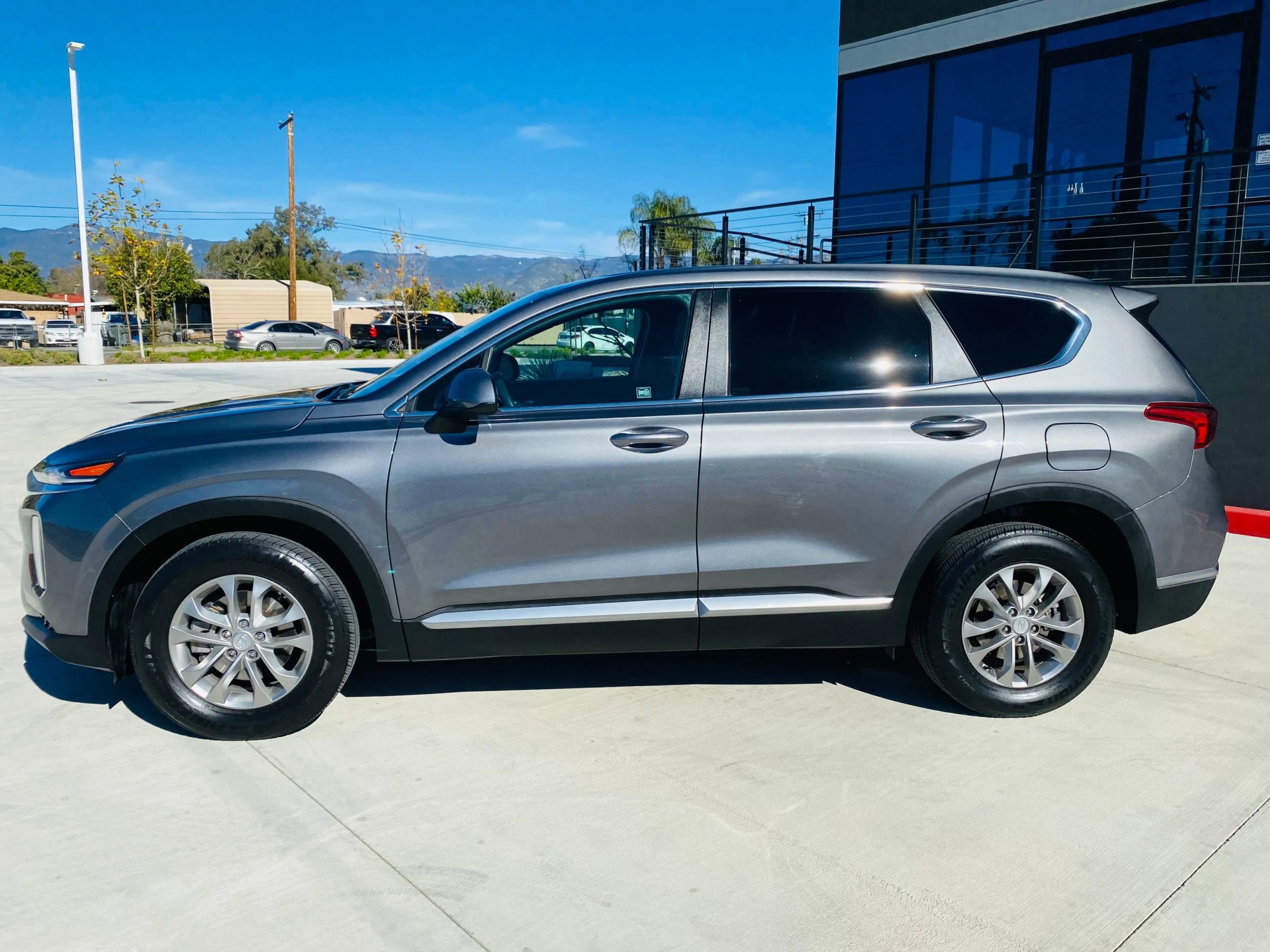 Used 2019 Hyundai Santa Fe SE image 2