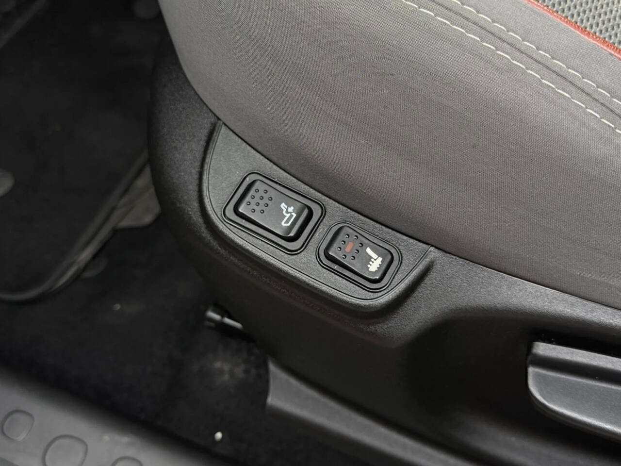 Used 2014 FIAT 500L Trekking w/ Popular Equipment Group image 14