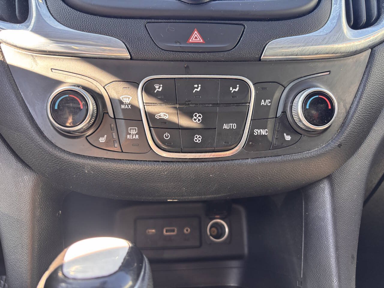 Used 2020 Chevrolet Equinox LT w/ Driver Convenience Package FWD image 25