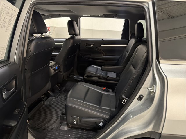 Used 2019 Toyota Highlander XLE AWD/4WD image 8