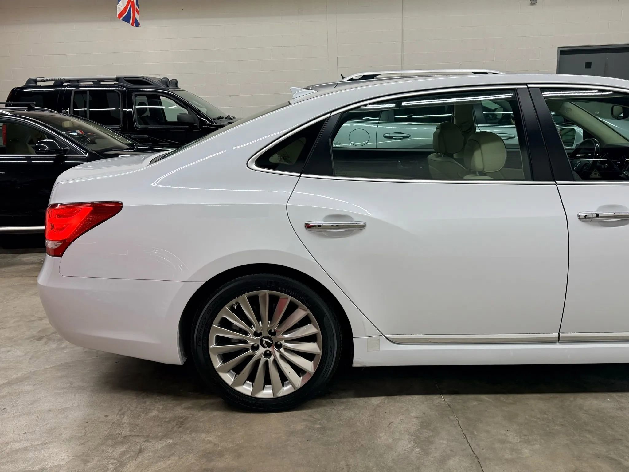 Used 2014 Hyundai Equus Signature RWD image 6