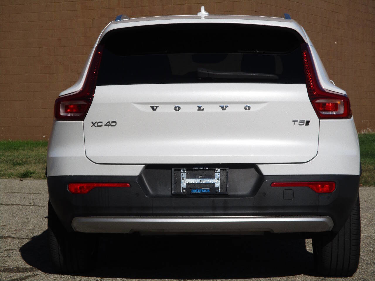 Used 2022 Volvo XC40 T5 Momentum image 7