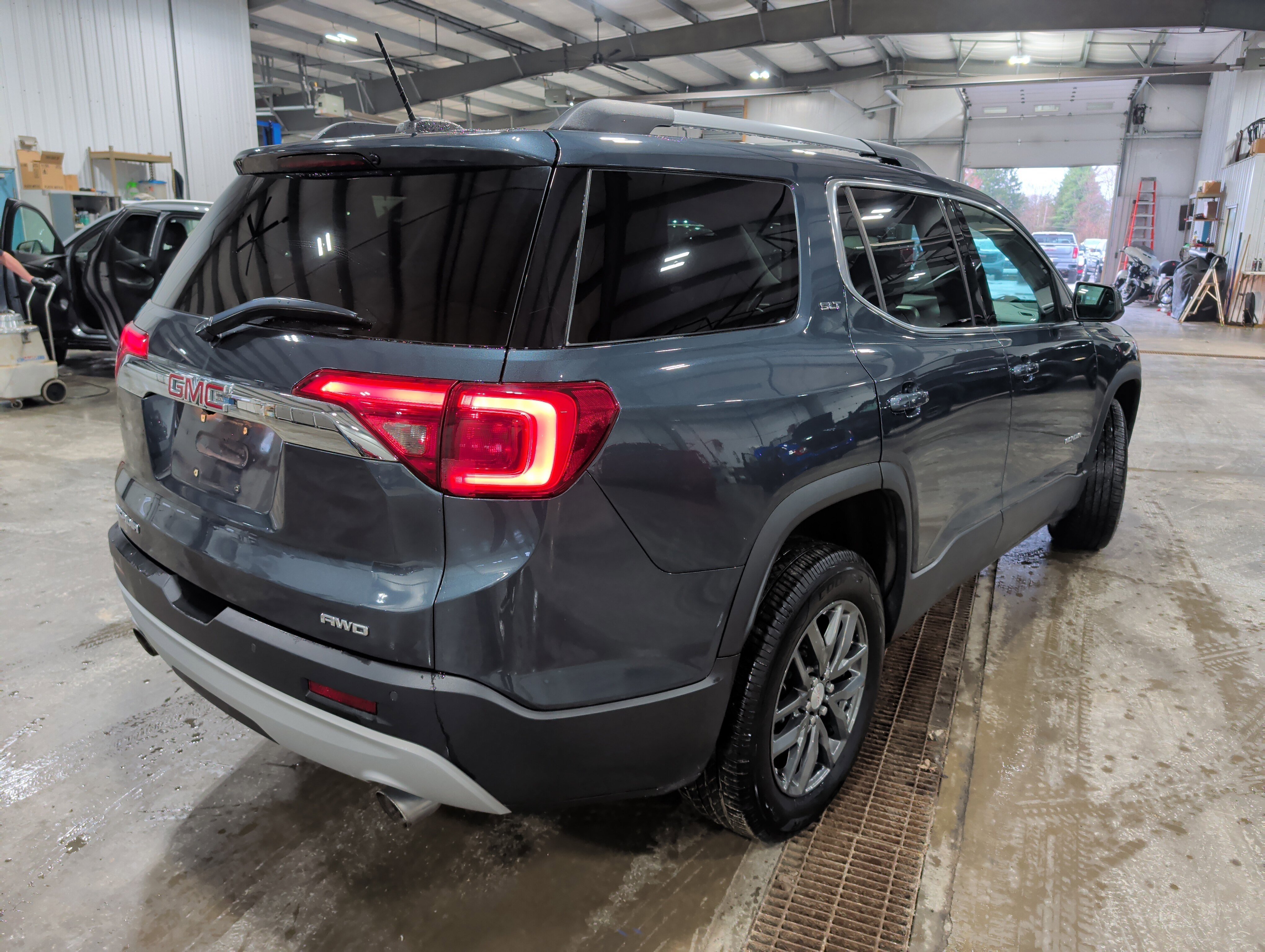 Used 2019 GMC Acadia SLT image 3
