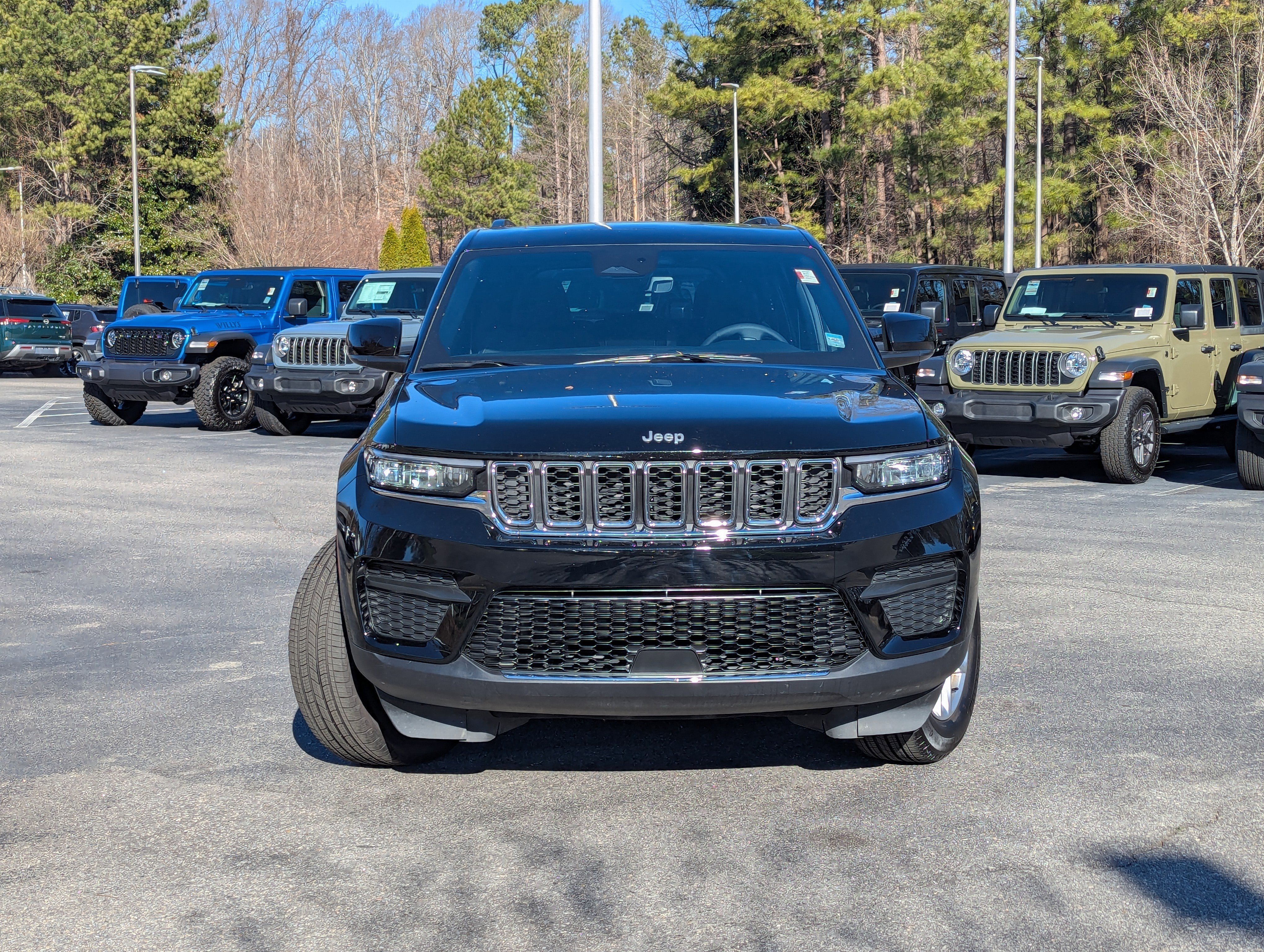 Used 2025 Jeep Grand Cherokee Laredo X w/ Luxury Tech Group I image 2