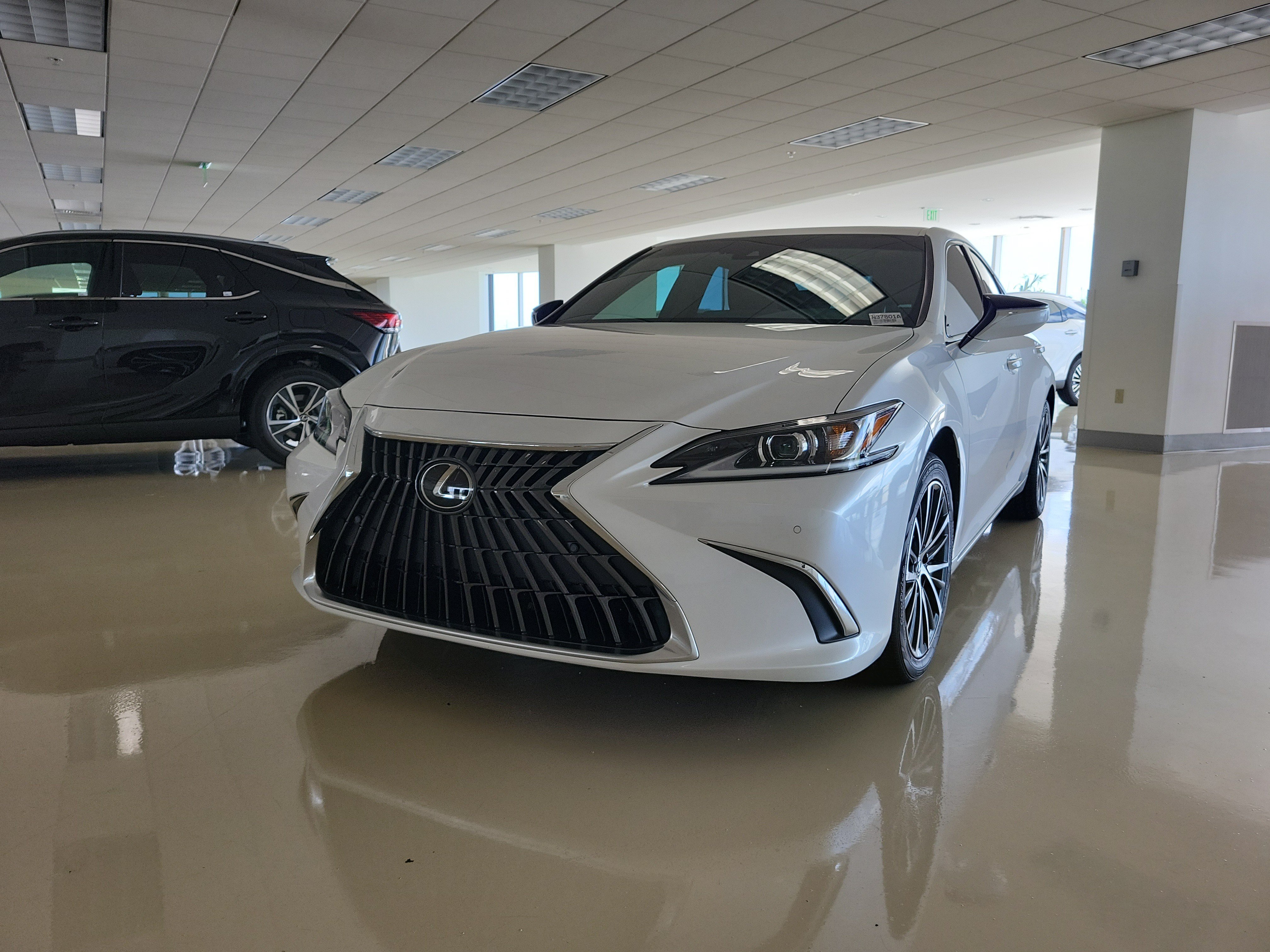 Used 2024 Lexus ES 250 w/ Premium Package AWD/4WD image 4