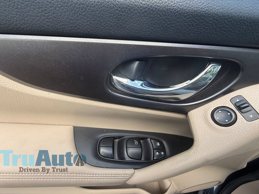 Used 2015 Nissan Rogue S FWD image 22