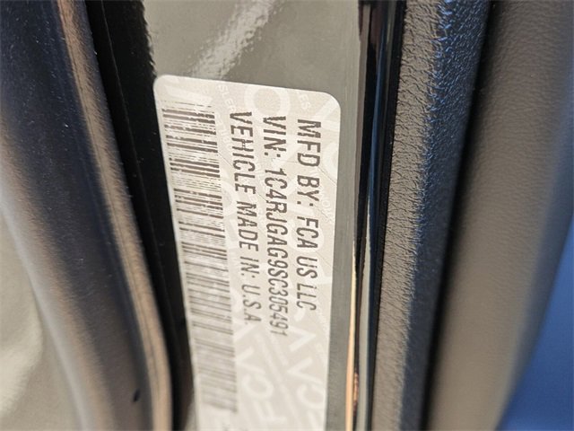 Used 2025 Jeep Grand Cherokee Laredo image 18