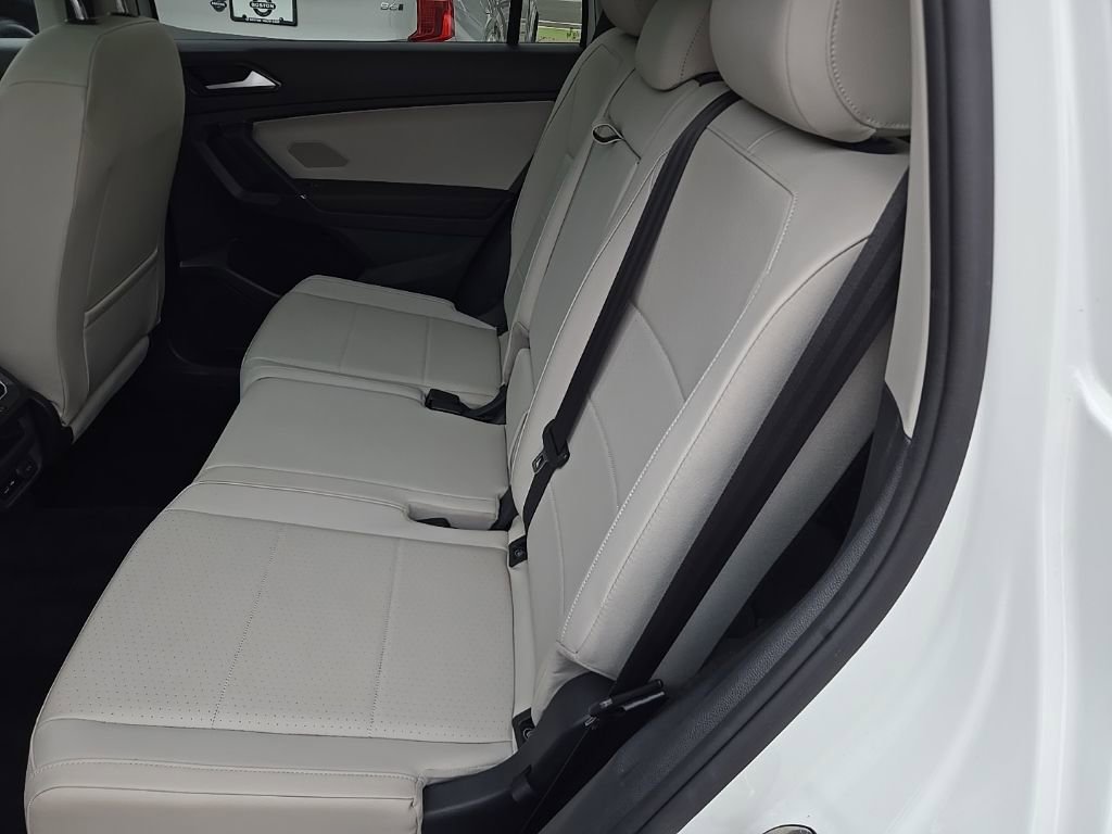 Used 2018 Volkswagen Tiguan SE w/ Panoramic Sunroof Package image 12