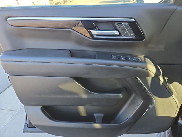 Used 2025 Chevrolet Suburban LT image 14