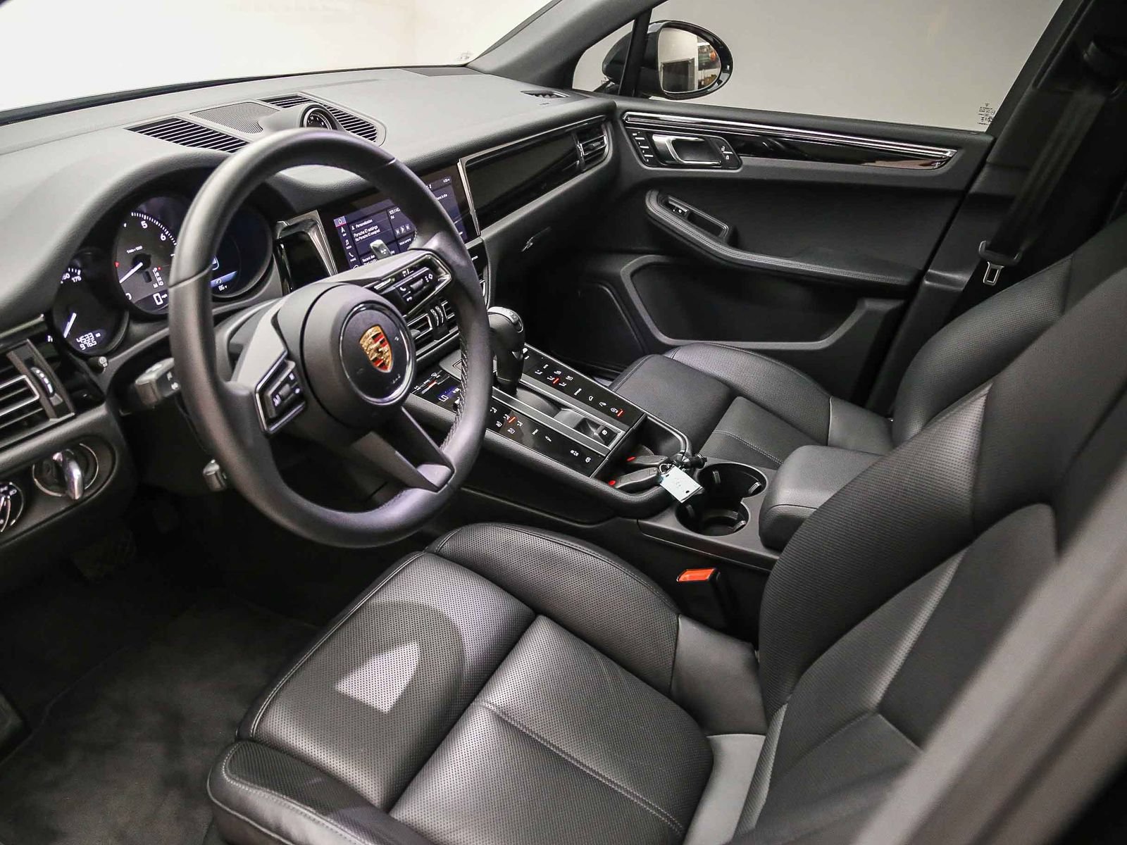Certified 2025 Porsche Macan S AWD/4WD image 10