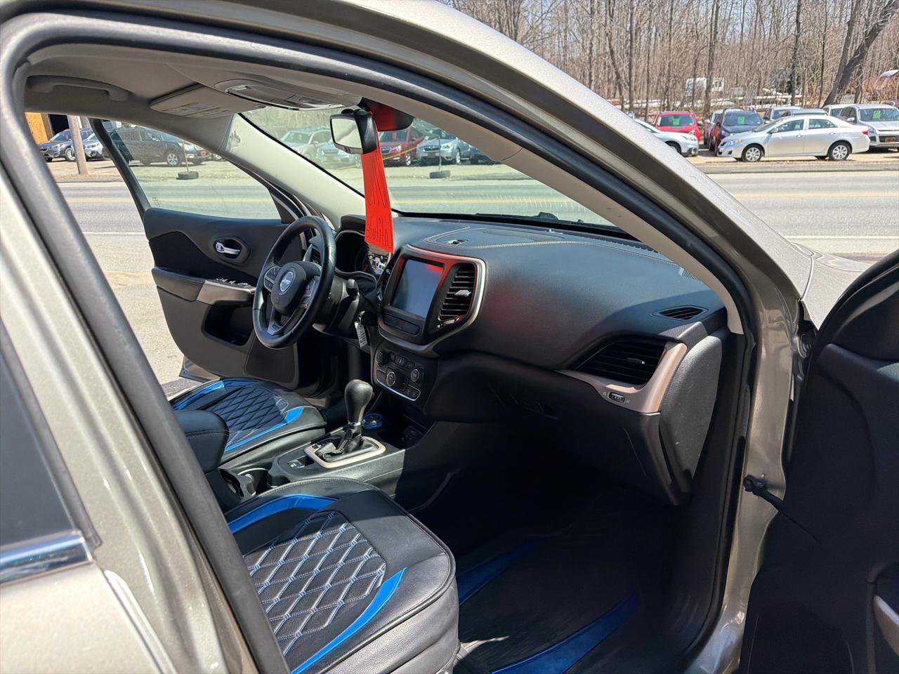 Used 2017 Jeep Cherokee Latitude w/ Cold Weather Group AWD/4WD image 11