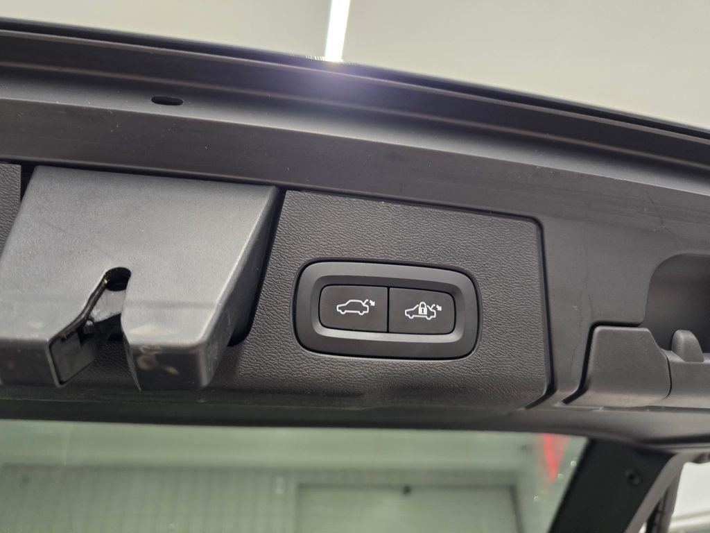 Used 2023 Volvo XC60 B5 Core AWD/4WD image 39
