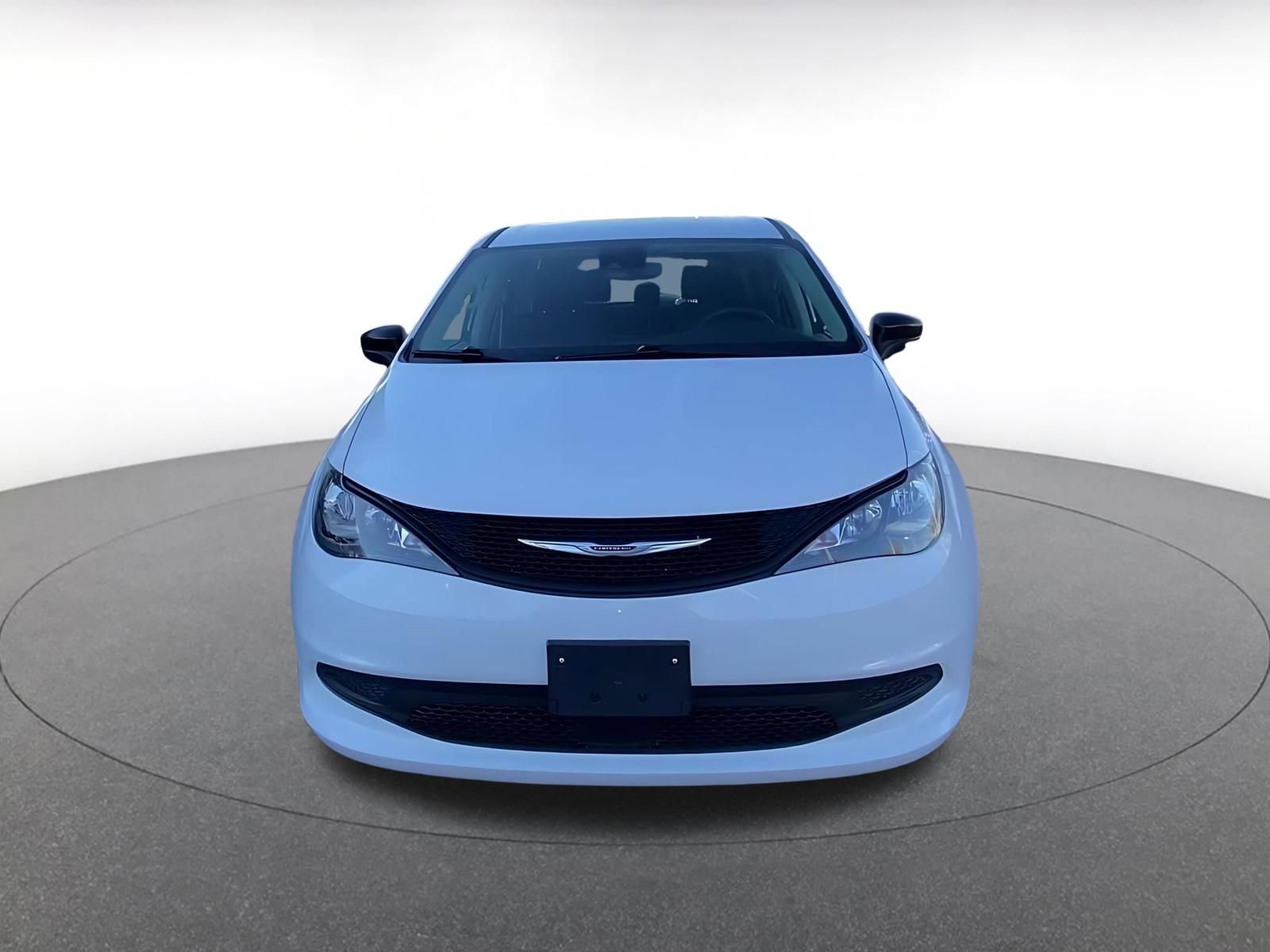 Used 2024 Chrysler Voyager LX image 4