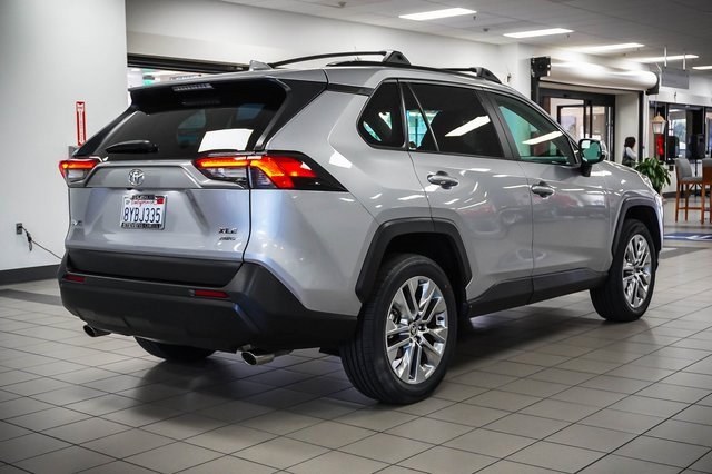 Used 2021 Toyota RAV4 XLE Premium image 6