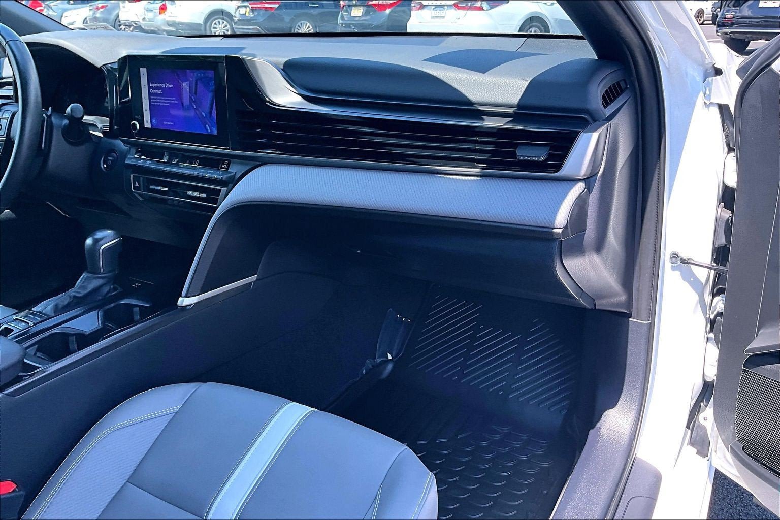 Used 2025 Toyota Camry SE w/ Convenience Package FWD image 15