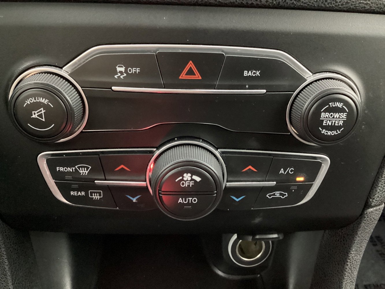 Used 2015 Dodge Charger SXT RWD image 35