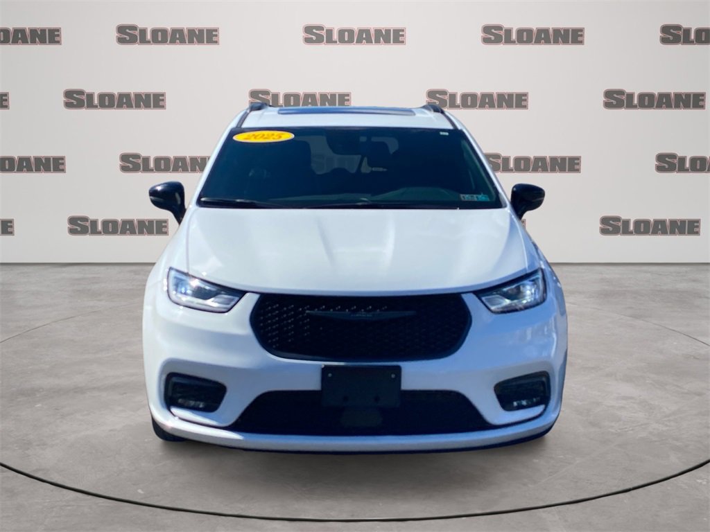 Used 2025 Chrysler Pacifica Limited image 8