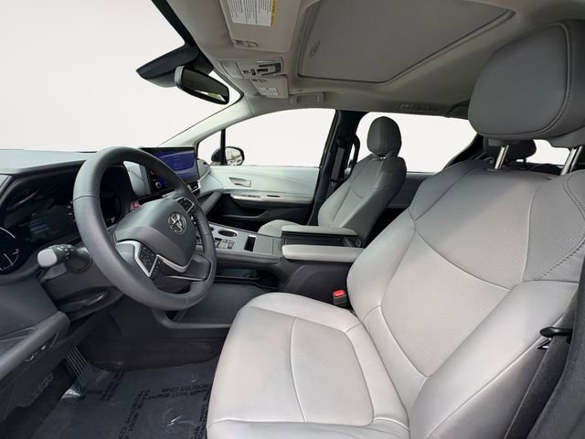 Used 2025 Toyota Sienna XLE AWD/4WD image 9