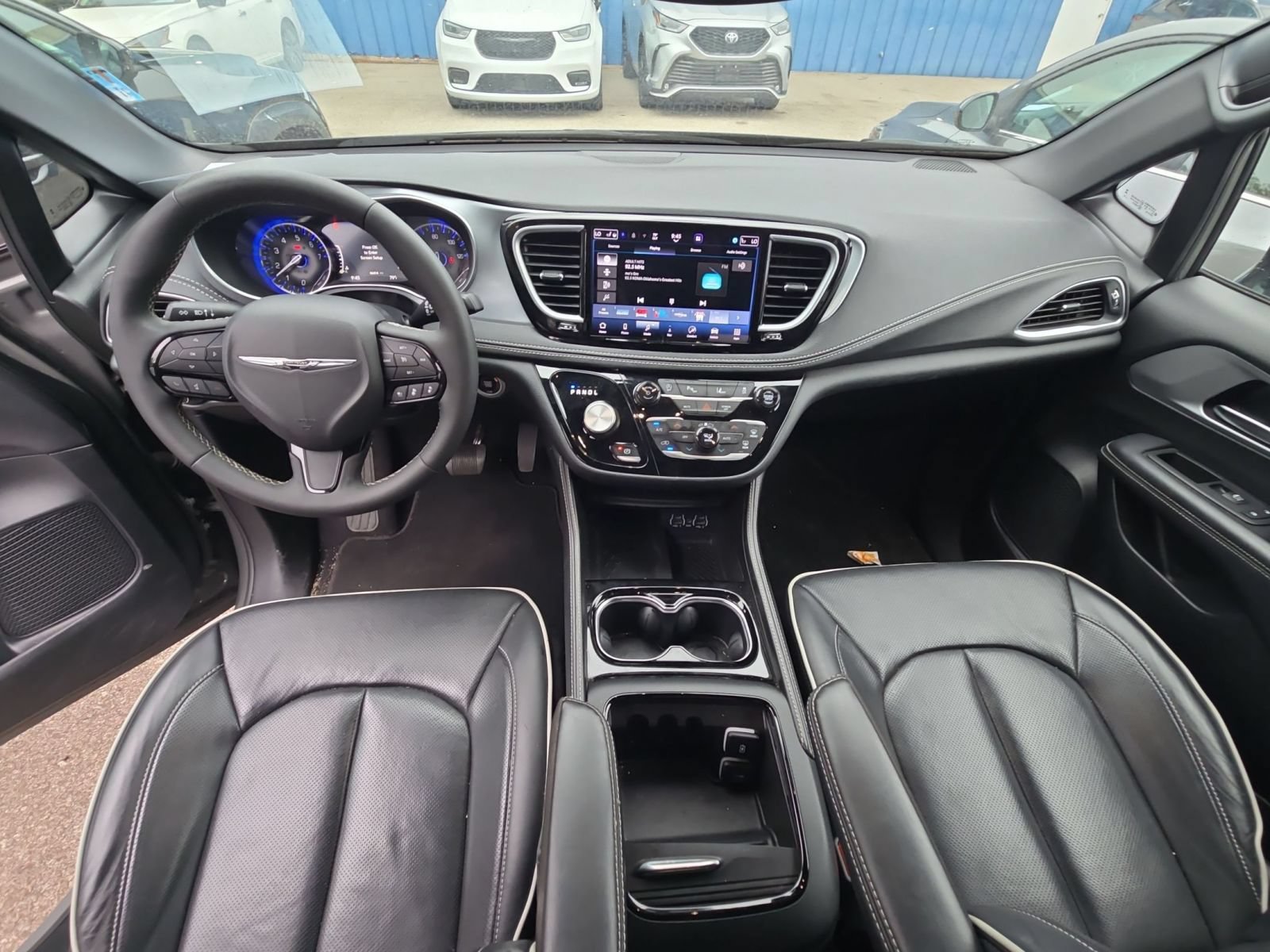 Used 2025 Chrysler Pacifica Limited FWD image 13