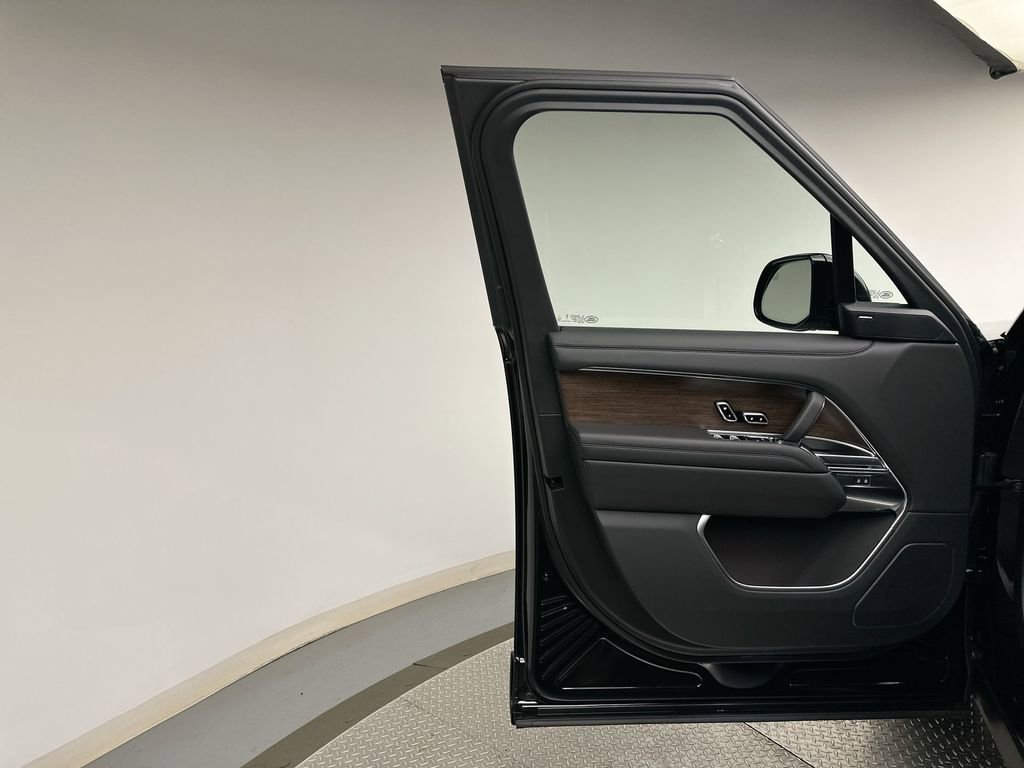 New 2026 Land Rover Range Rover Long Wheelbase SE AWD/4WD image 9