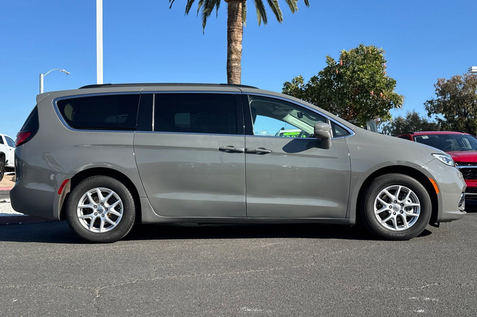Used 2022 Chrysler Pacifica Touring-L image 4