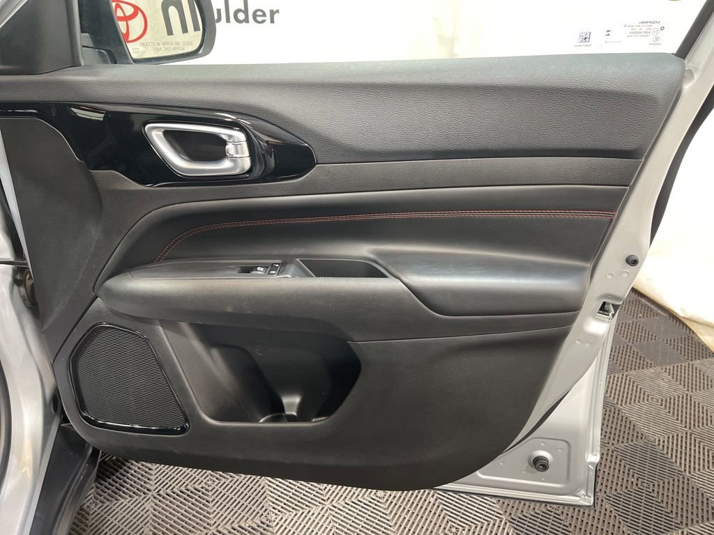 Used 2025 Jeep Compass Trailhawk image 12