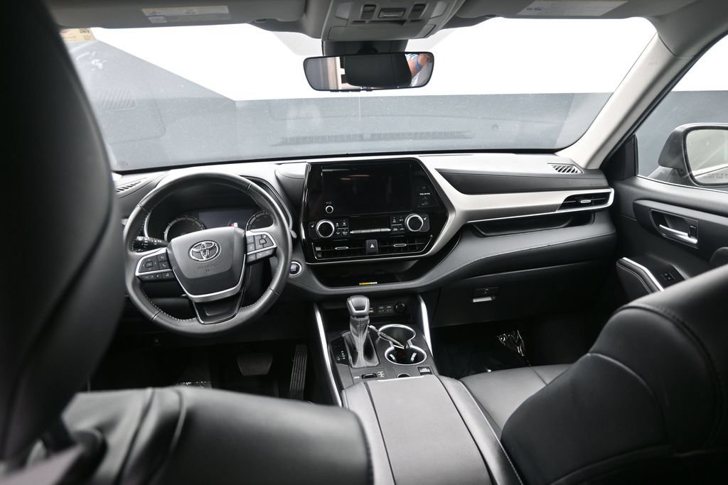 Used 2023 Toyota Highlander XLE AWD/4WD image 22