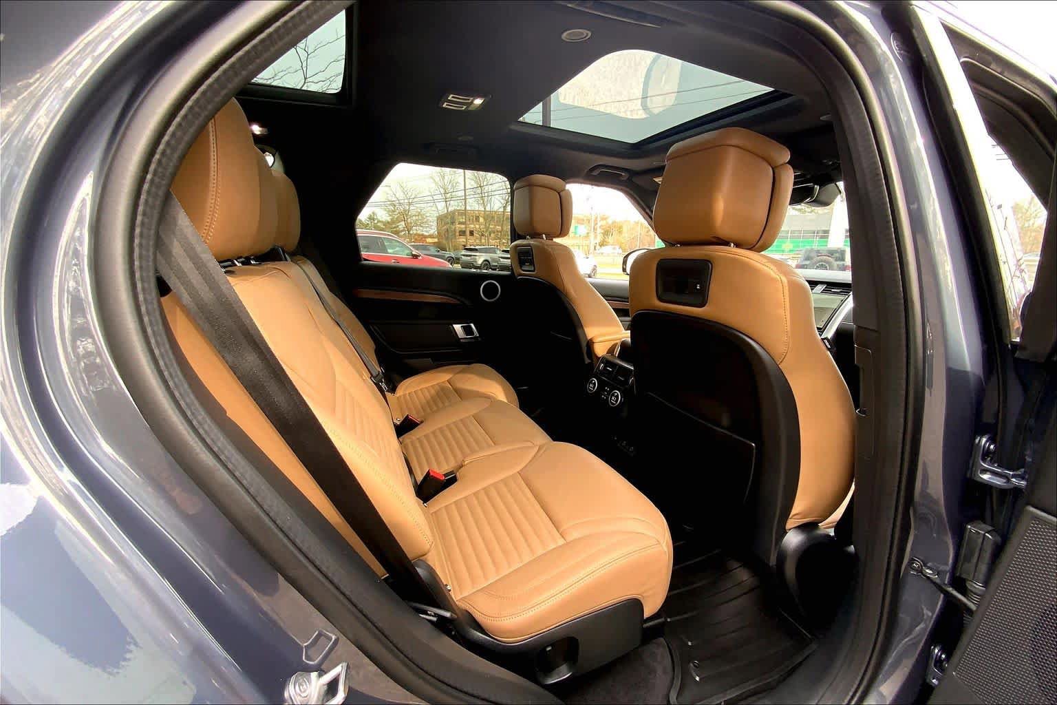Used 2025 Land Rover Discovery Dynamic SE image 18
