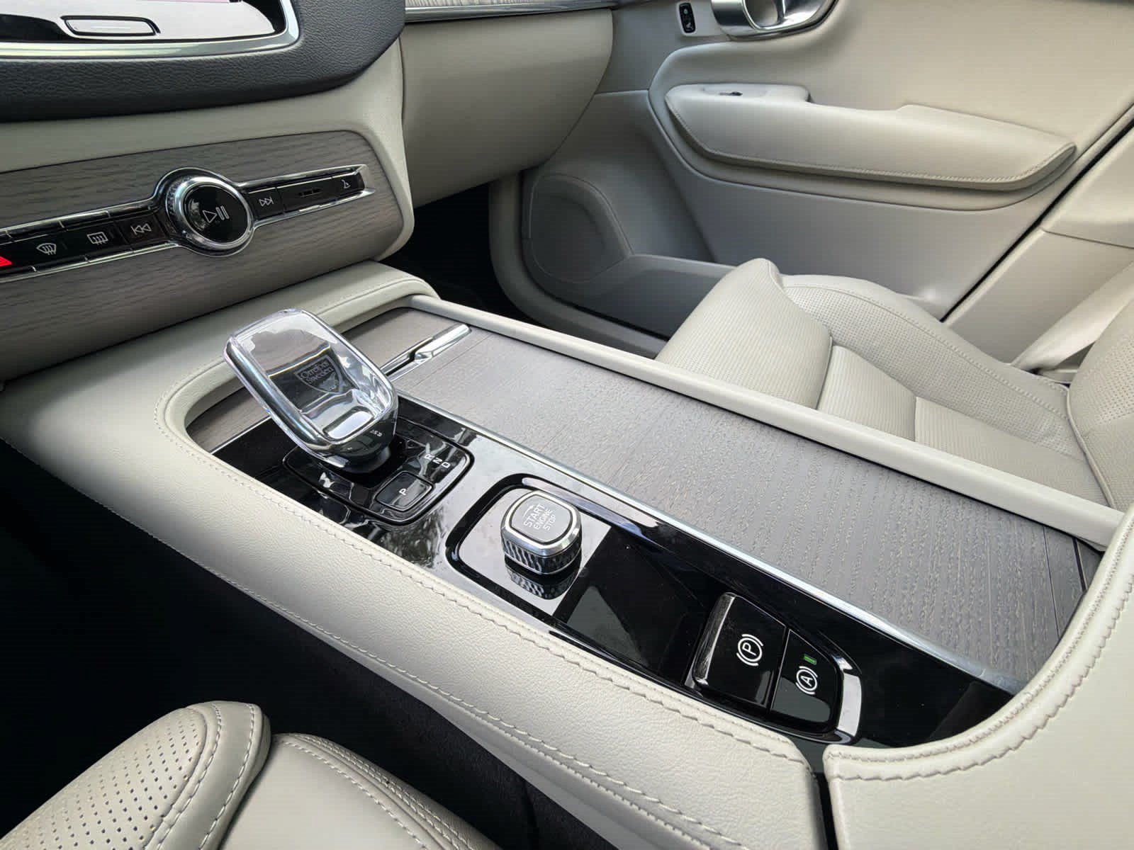Certified 2025 Volvo XC90 T8 Ultra w/ Protection Package Premier AWD/4WD image 29