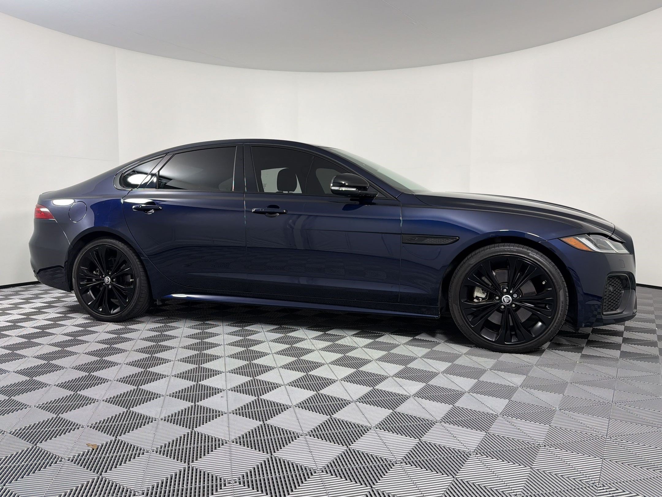 Used 2024 Jaguar XF R-Dynamic SE RWD image 8