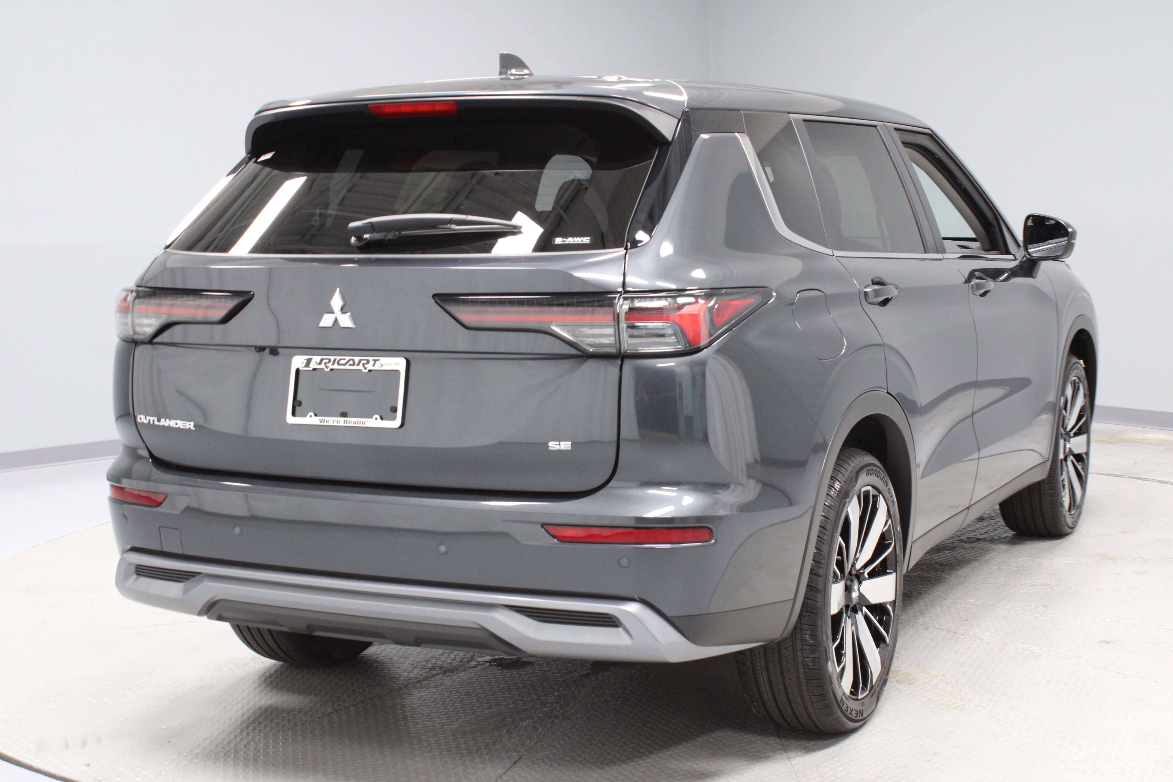 New 2025 Mitsubishi Outlander SE image 8