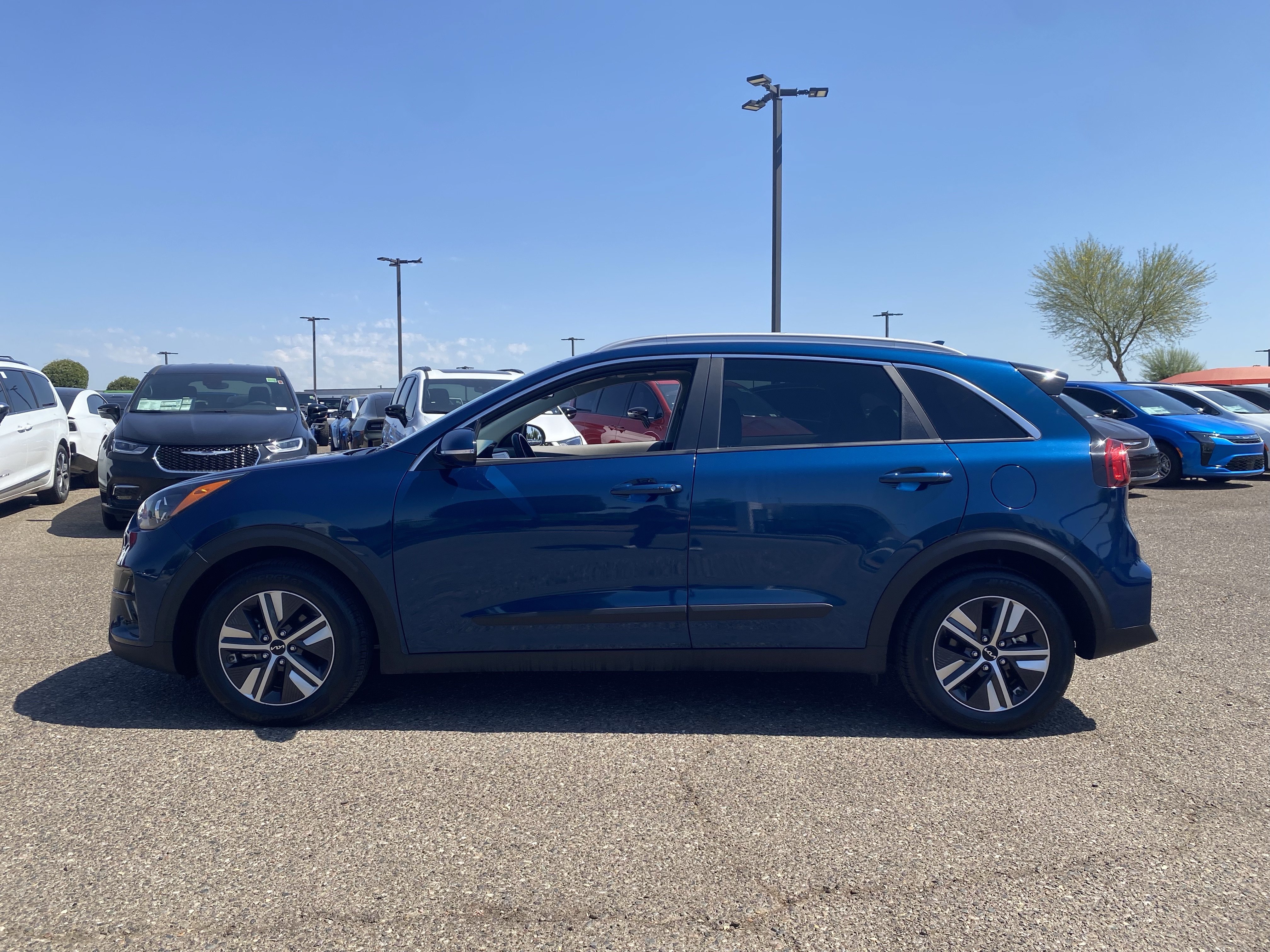 Used 2022 Kia Niro EX Premium FWD image 3