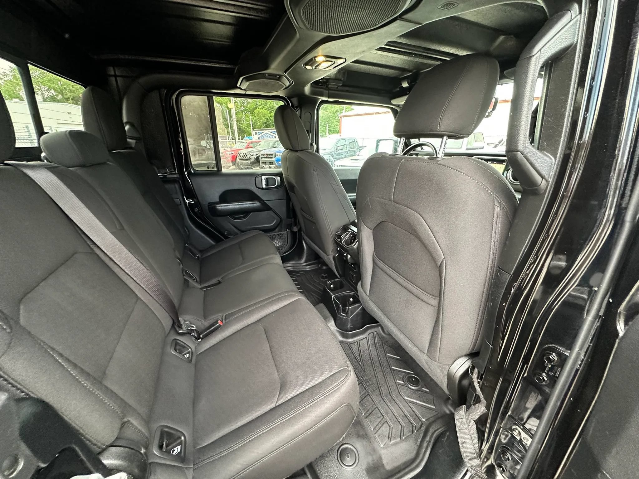 Used 2020 Jeep Gladiator Overland AWD/4WD image 12