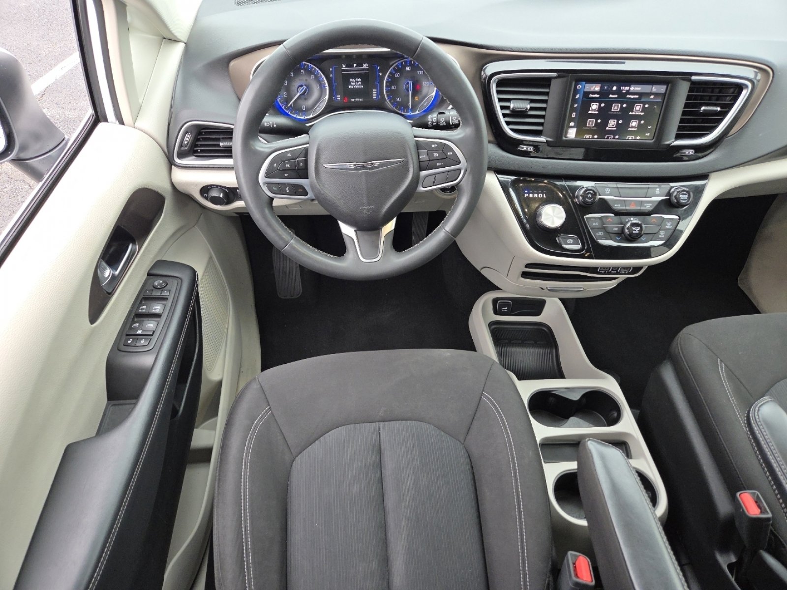 Used 2023 Chrysler Voyager LX image 23