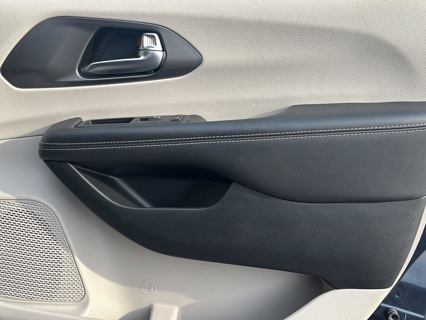 Used 2024 Chrysler Pacifica Touring-L FWD image 17