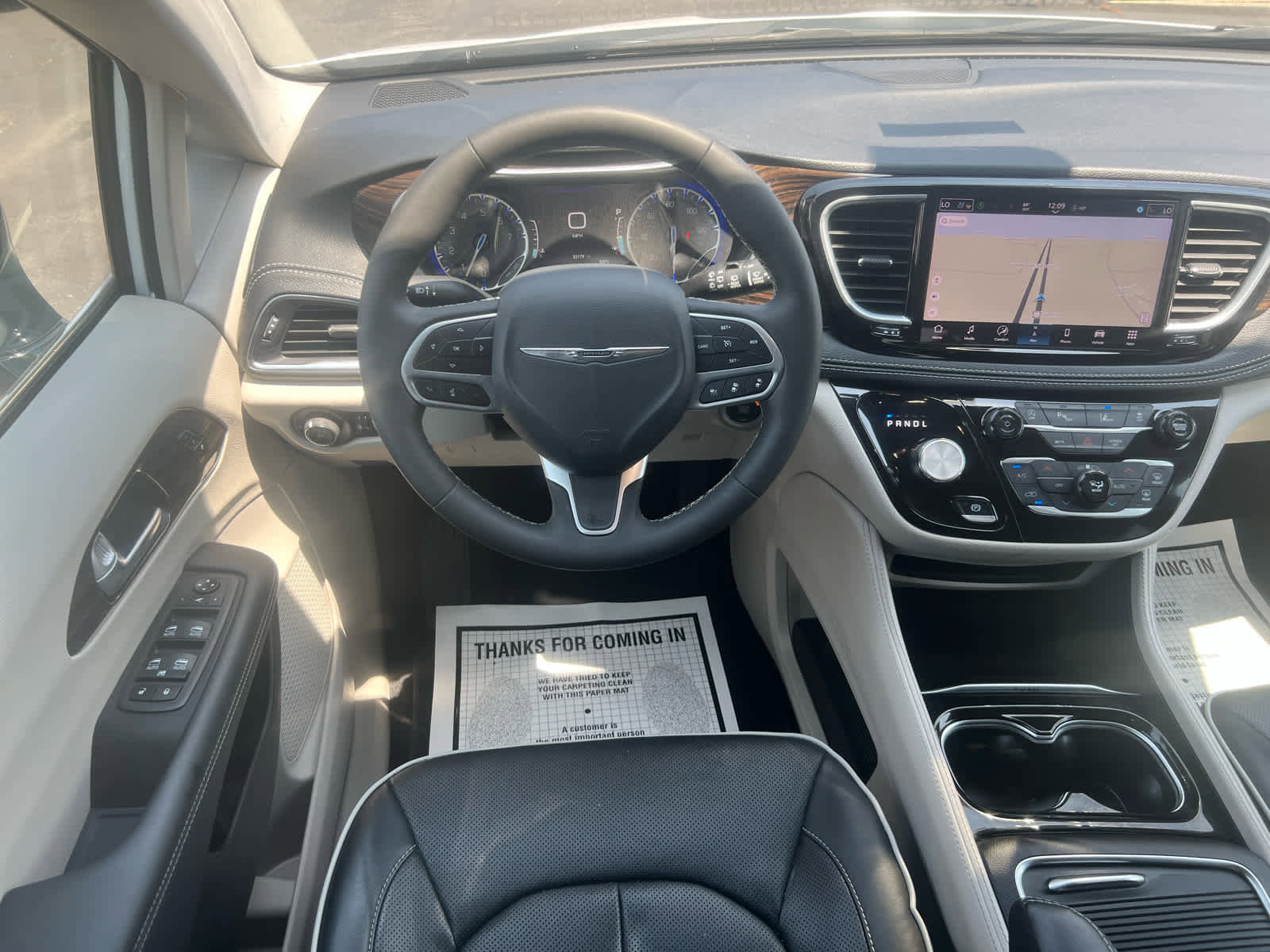 Used 2024 Chrysler Pacifica Limited image 2